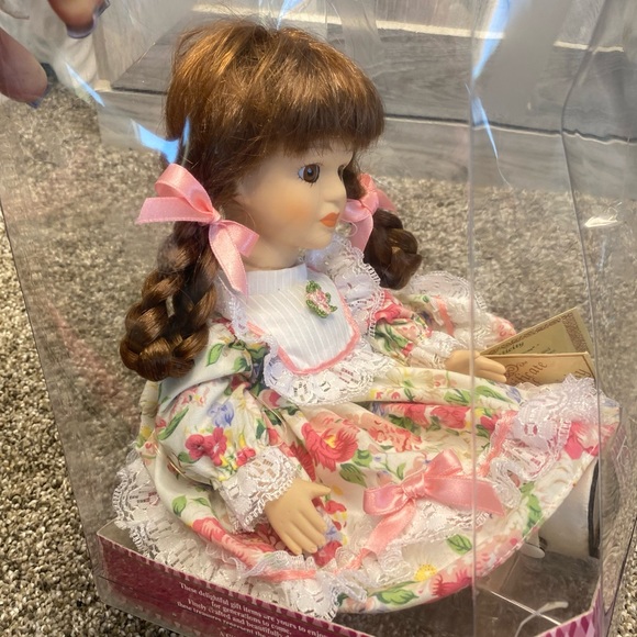Soft Expressions Animated Wind Up Bisque Porcelain Musical Doll Brown Hair/Eyes - Picture 11 of 13